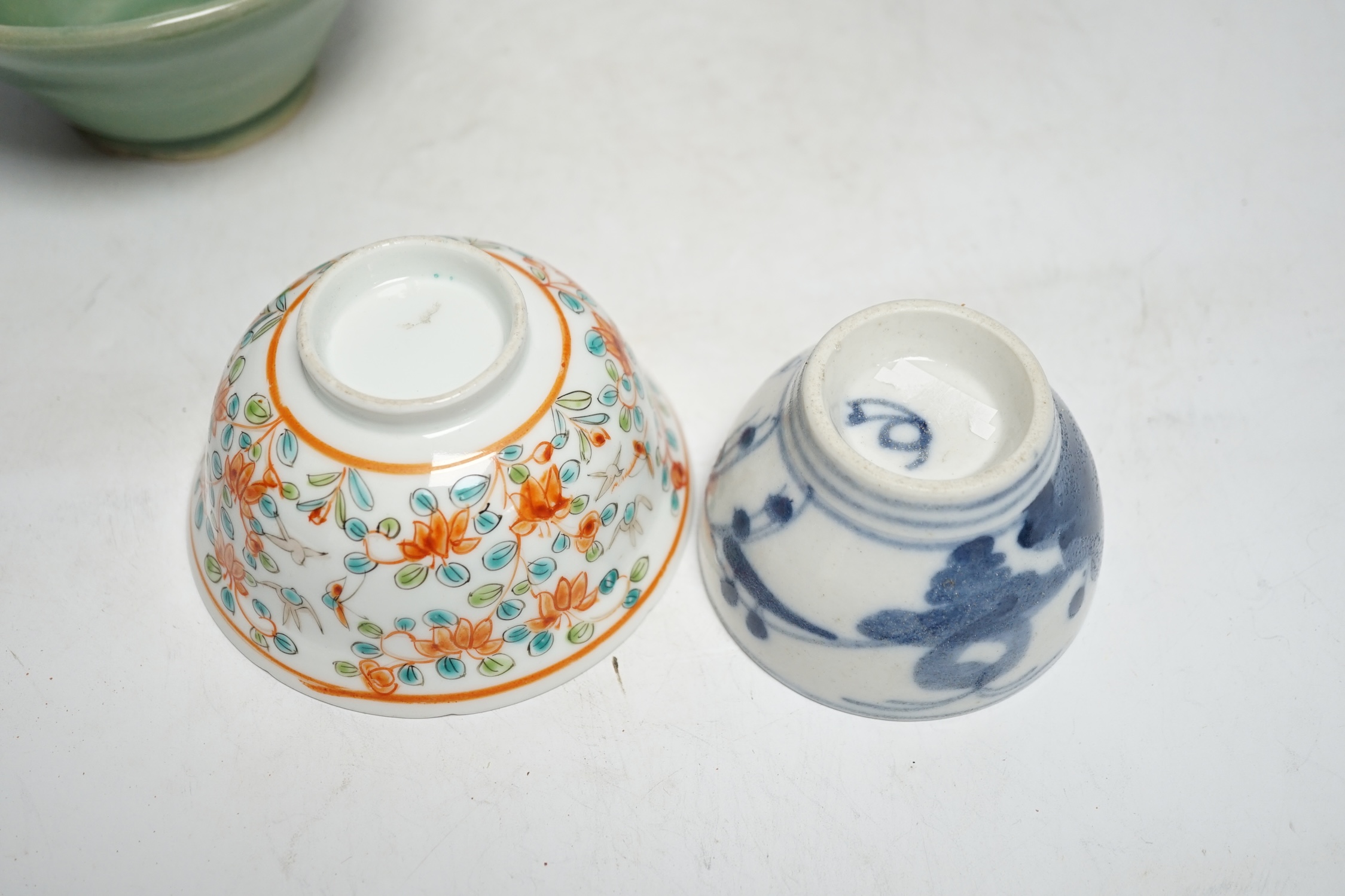 A Chinese famille rose double gourd vase and three bowls, tallest 16cm